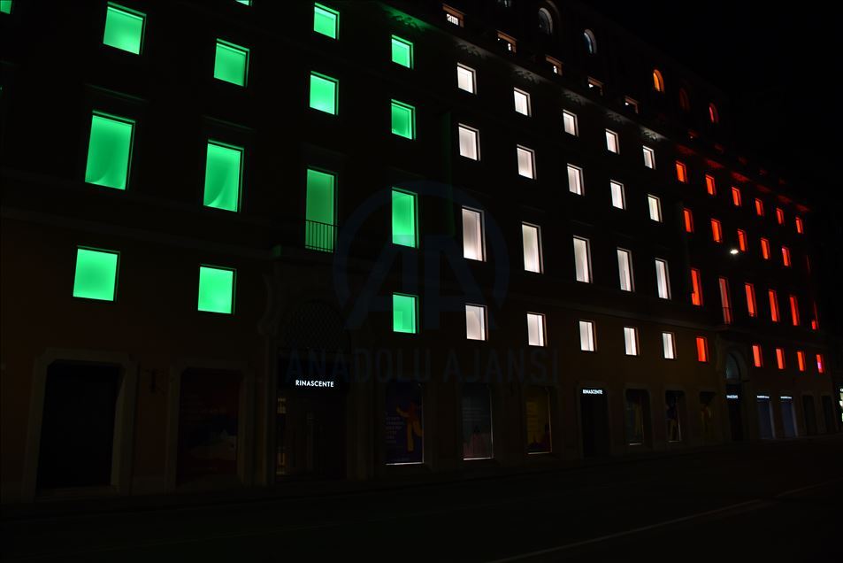 Gedung-gedung nyalakan lampu-lampu dengan warna bendera Italia