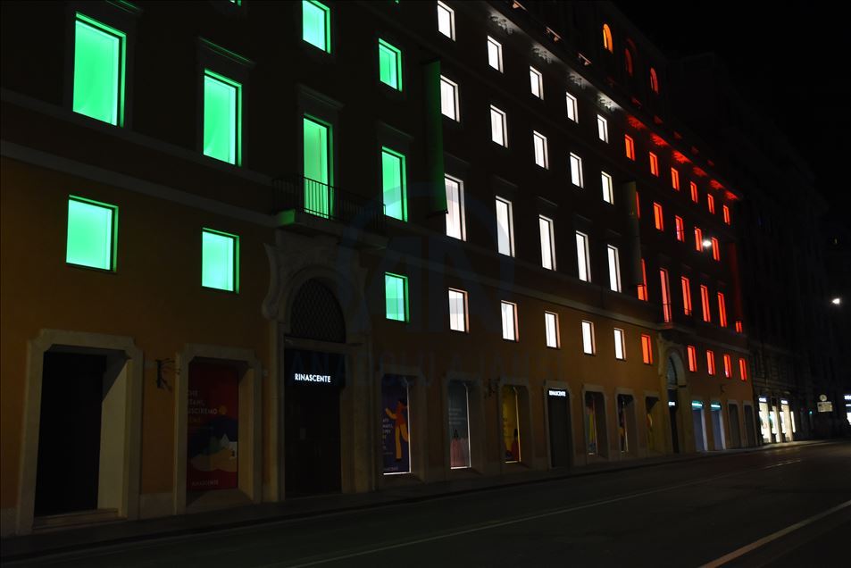 Gedung-gedung nyalakan lampu-lampu dengan warna bendera Italia
