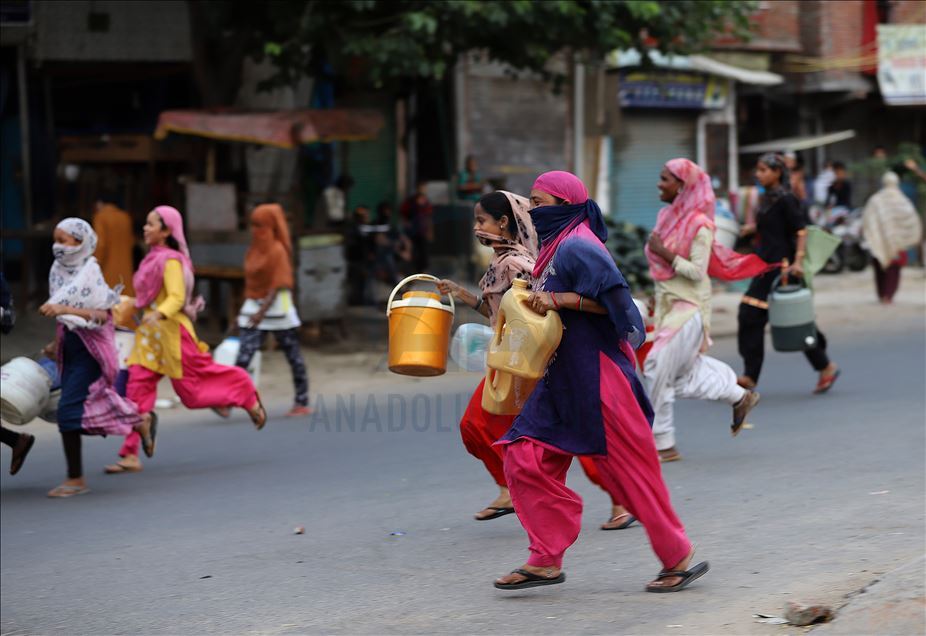 Yeni Delhi'de Kovid-19 tedbirleri
