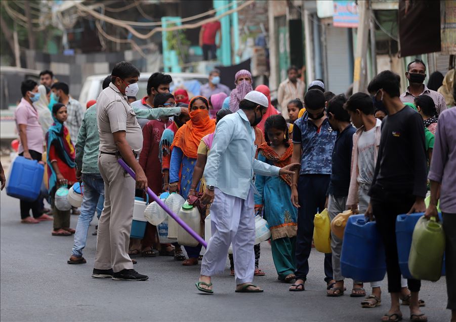 Yeni Delhi'de Kovid-19 tedbirleri