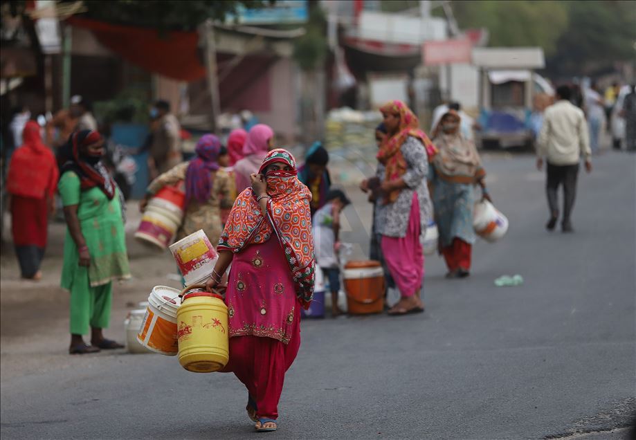 Yeni Delhi'de Kovid-19 tedbirleri