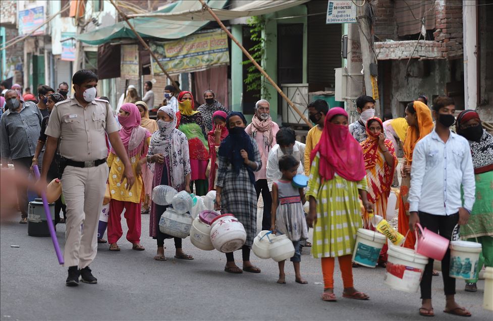 Yeni Delhi'de Kovid-19 tedbirleri