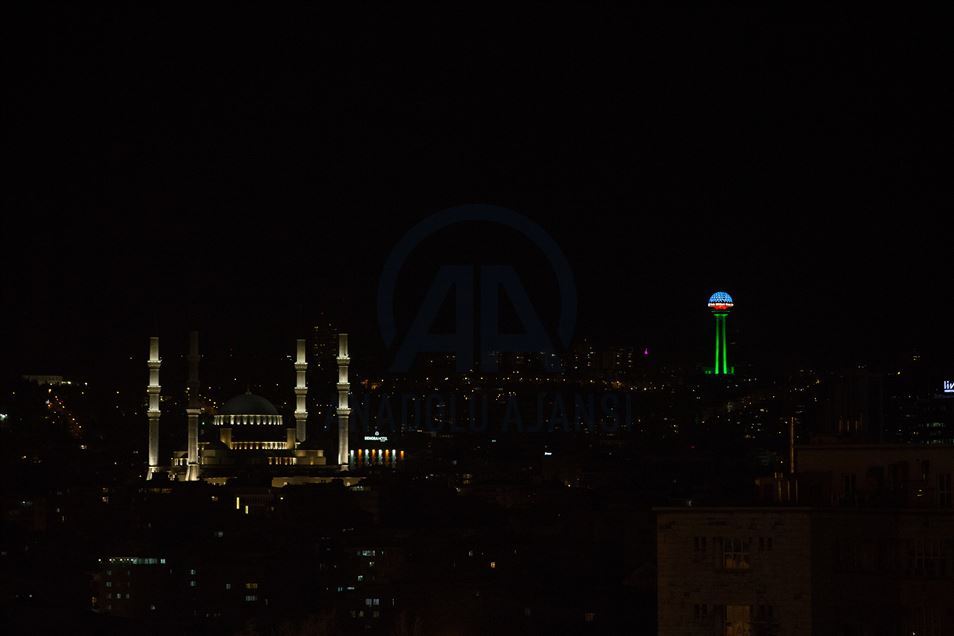 Başkentin sembolü Atakule Azerbaycan Bayrağı'nın renkleriyle ışıklandırıldı
