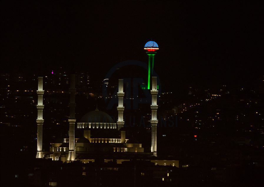 Başkentin sembolü Atakule Azerbaycan Bayrağı'nın renkleriyle ışıklandırıldı
