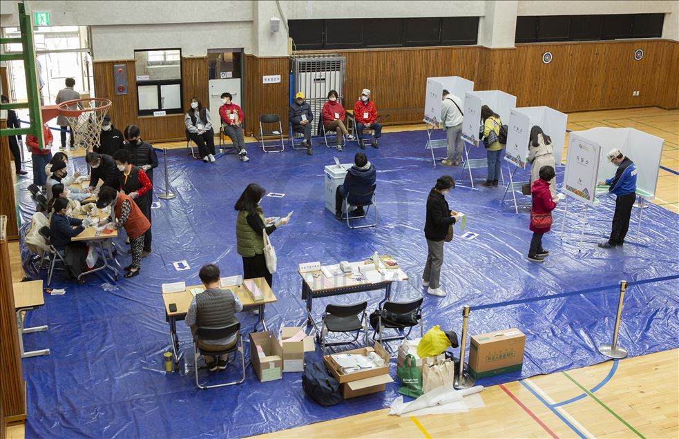 Güney Kore'de sıkı hijyen kuralları altında genel seçim düzenleniyor