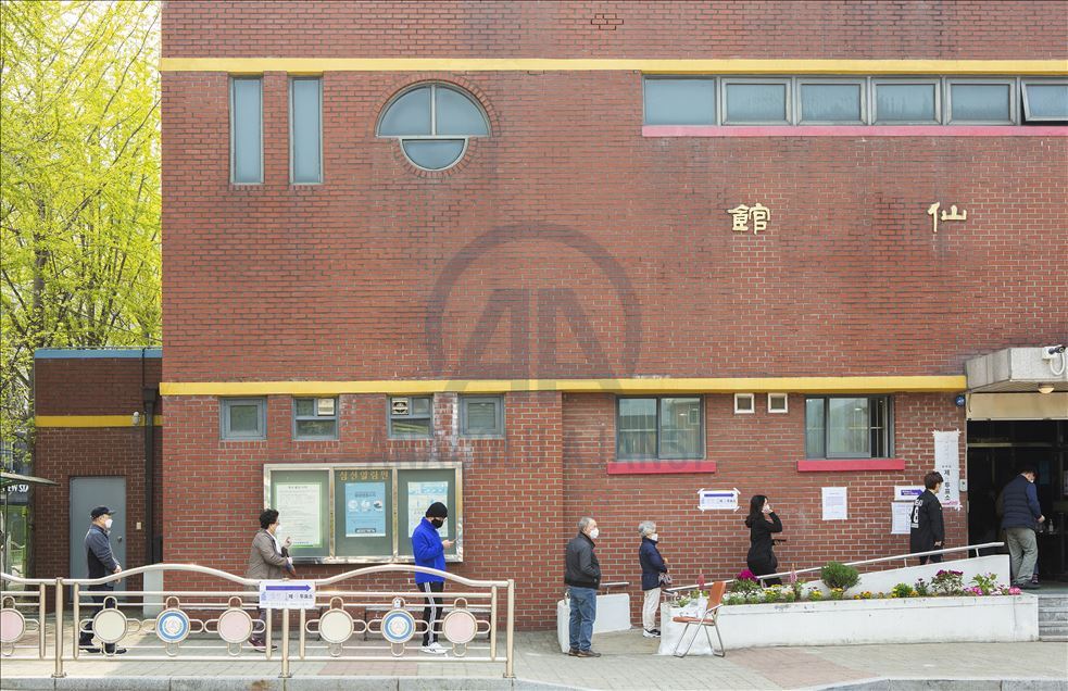 Güney Kore'de sıkı hijyen kuralları altında genel seçim düzenleniyor