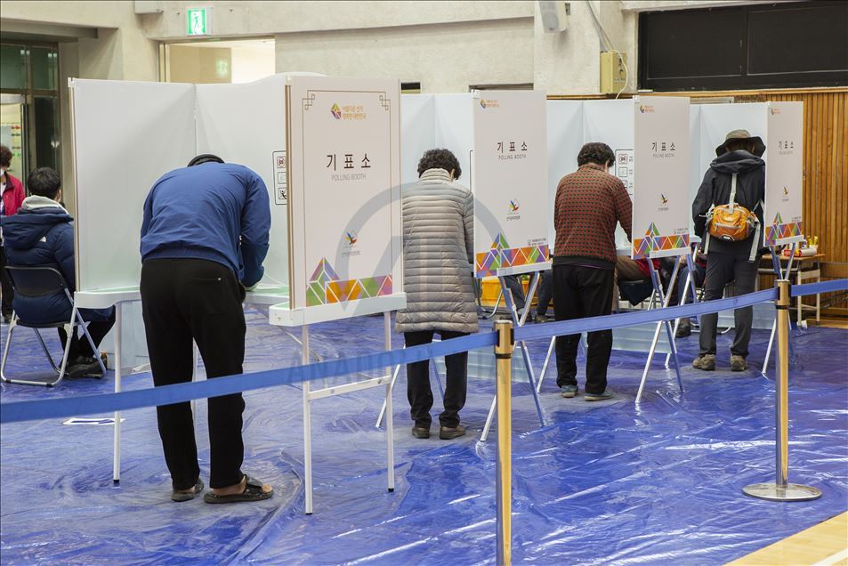 Güney Kore'de sıkı hijyen kuralları altında genel seçim düzenleniyor