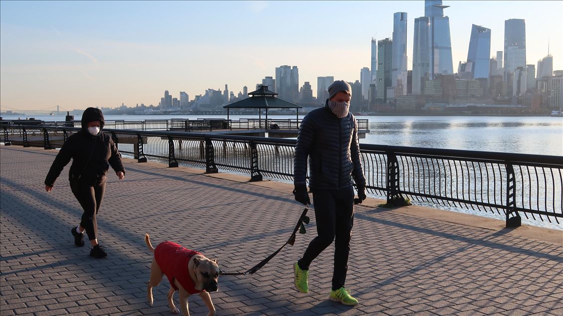 Amerikalılar salgına rağmen güne dışarıda spor yaparak başladı