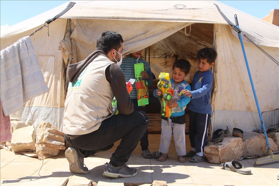 "الإغاثة التركية" تلبي استغاثة 16 عائلة في إدلب
