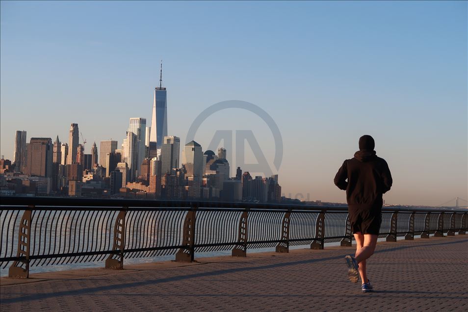 Amerikalılar salgına rağmen güne dışarıda spor yaparak başladı