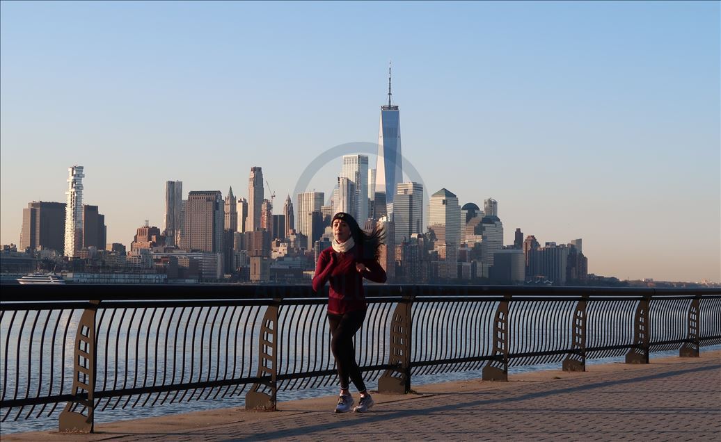 Amerikalılar salgına rağmen güne dışarıda spor yaparak başladı