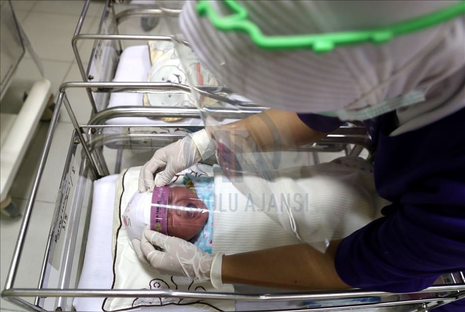 Kelahiran bayi di tengah pandemi virus korona di Indonesia