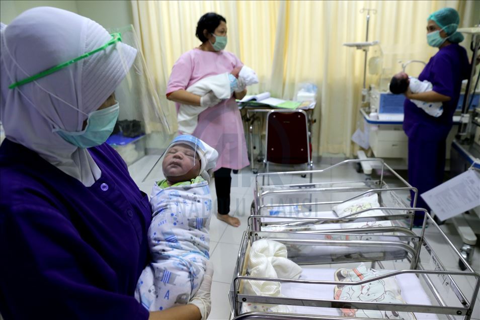Kelahiran bayi di tengah pandemi virus korona di Indonesia