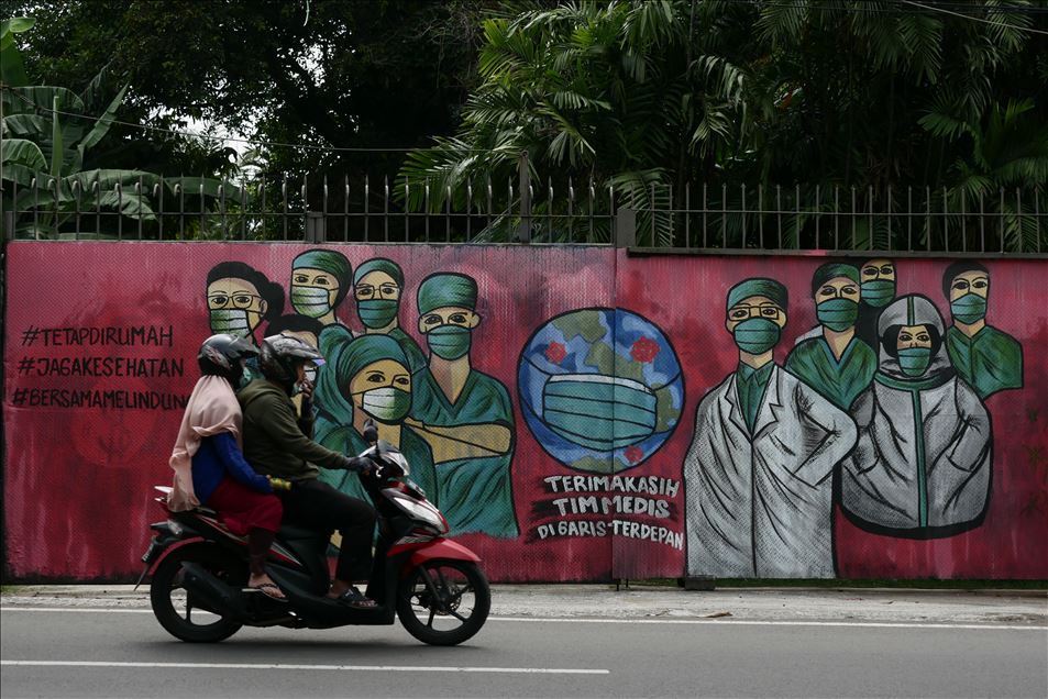 Seni mural virus korona di Indonesia