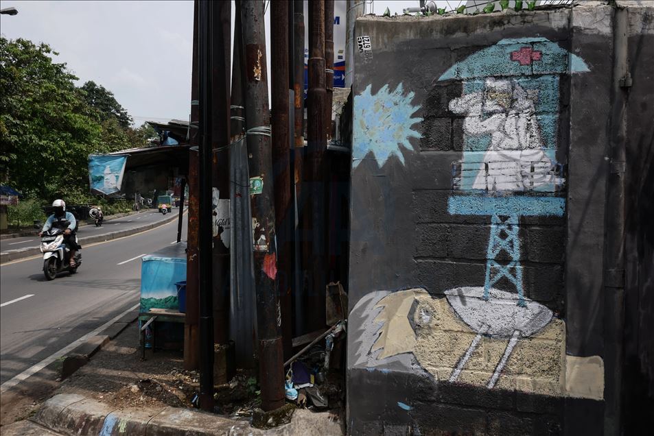 Seni mural virus korona di Indonesia