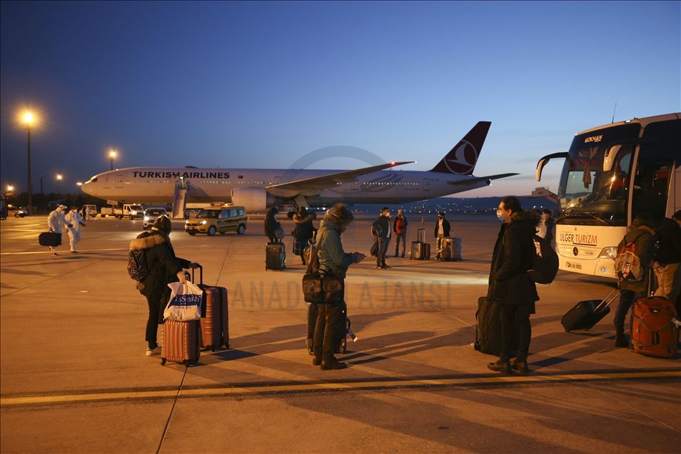 Londra'dan 349 Türk vatandaşı uçakla Ankara'ya getirildi