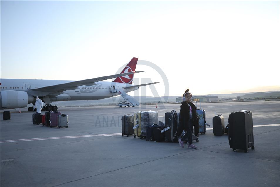 Londra'dan 349 Türk vatandaşı uçakla Ankara'ya getirildi