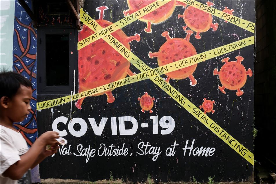 Seni mural virus korona di Indonesia