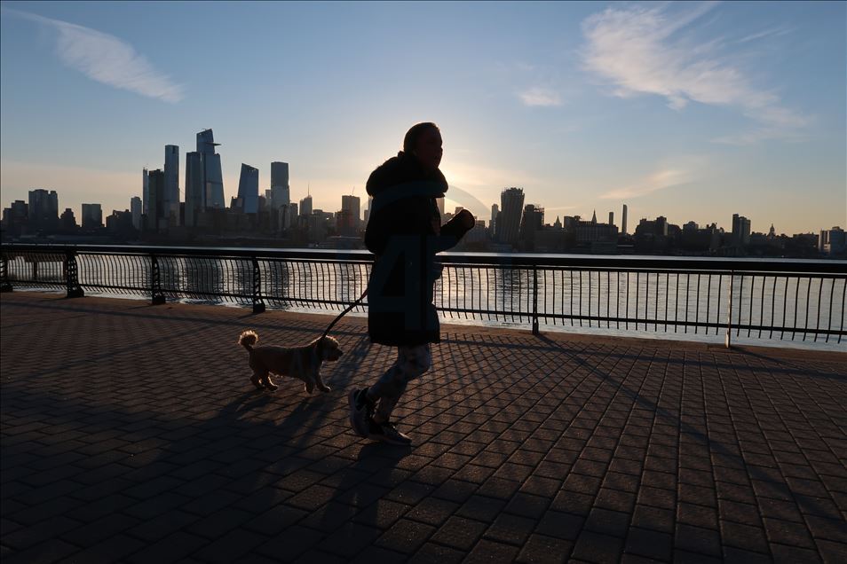 Amerikalılar salgına rağmen güne dışarıda spor yaparak başladı