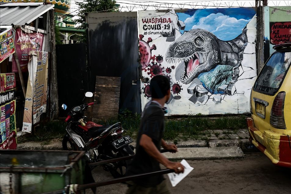 Seni mural virus korona di Indonesia