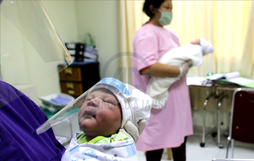 Kelahiran bayi di tengah pandemi virus korona di Indonesia