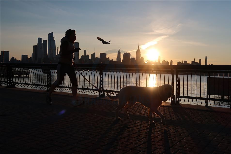 Amerikalılar salgına rağmen güne dışarıda spor yaparak başladı