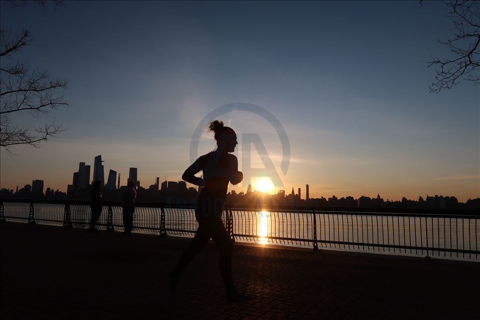 Amerikalılar salgına rağmen güne dışarıda spor yaparak başladı