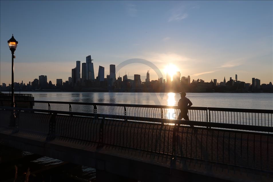 Amerikalılar salgına rağmen güne dışarıda spor yaparak başladı