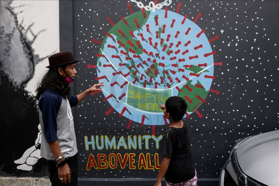 Seni mural virus korona di Indonesia