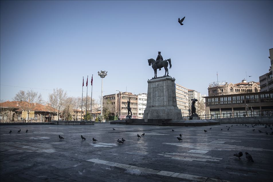 Ankara'da sokağa çıkma yasağının ardından cadde ve sokaklar boş kaldı