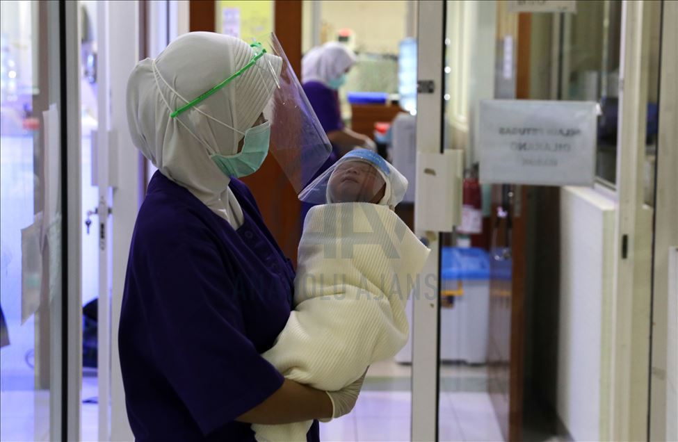 Kelahiran bayi di tengah pandemi virus korona di Indonesia