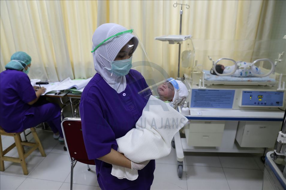 Kelahiran bayi di tengah pandemi virus korona di Indonesia