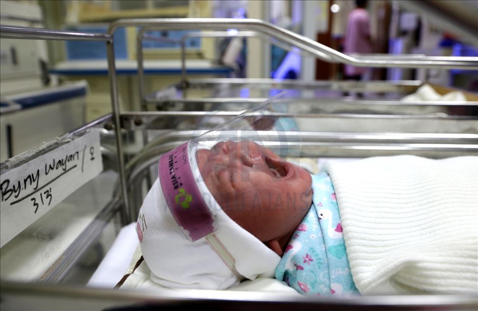 Kelahiran bayi di tengah pandemi virus korona di Indonesia