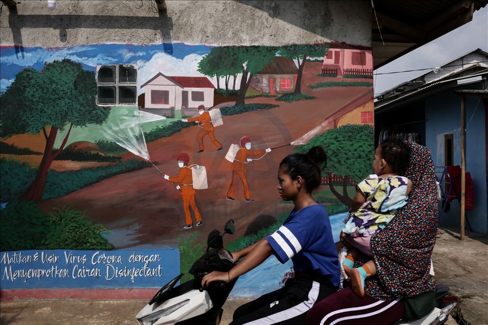 Seni mural virus korona di Indonesia