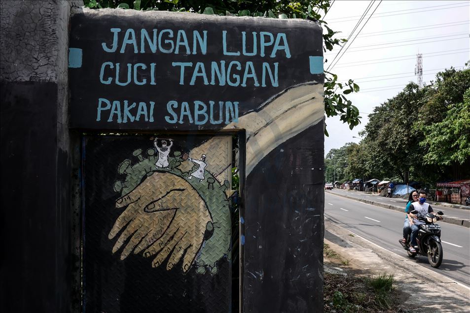 Seni mural virus korona di Indonesia