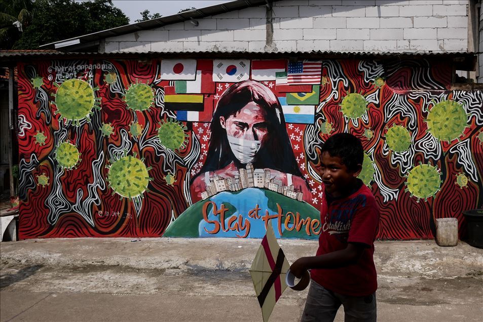 Seni mural virus korona di Indonesia