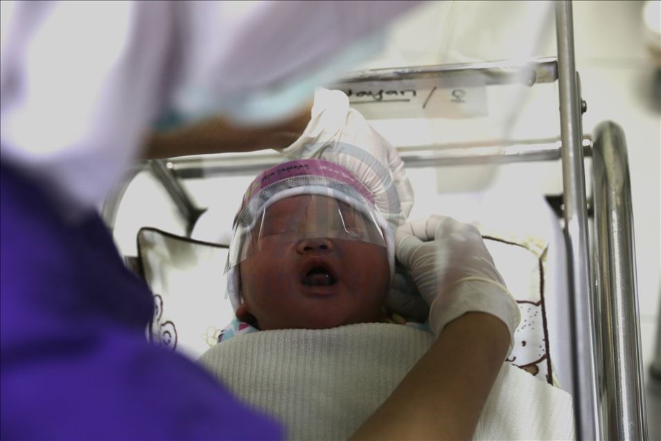 Kelahiran bayi di tengah pandemi virus korona di Indonesia
