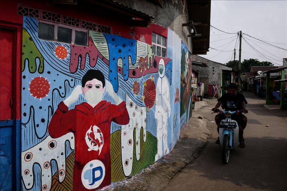 Seni mural virus korona di Indonesia