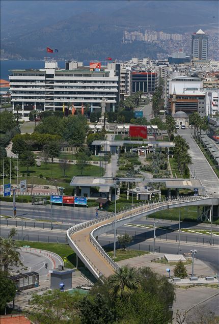 İzmir’de sokağa çıkma kısıtlamasının başlamasıyla cadde ve sokaklar boş kaldı