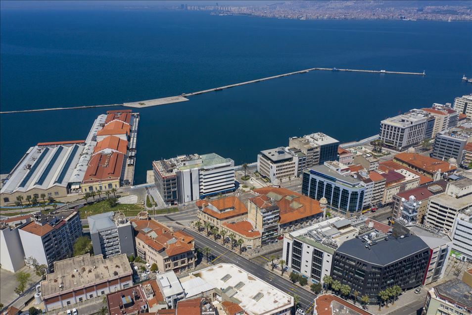 İzmir’de sokağa çıkma kısıtlamasının başlamasıyla cadde ve sokaklar boş kaldı