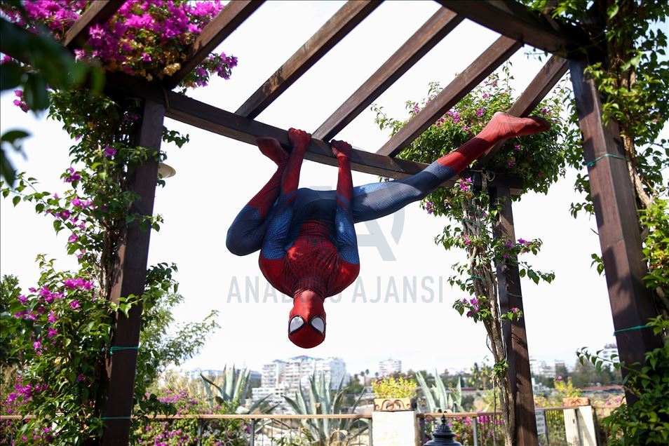La actuación del hombre araña turco en Antalya, Turquía
