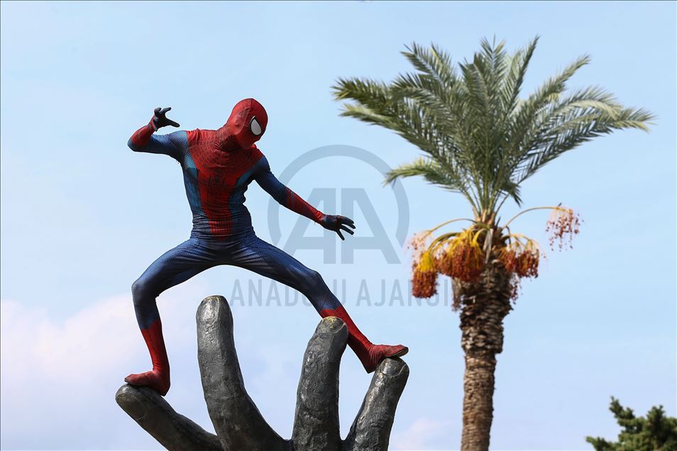 La actuación del hombre araña turco en Antalya, Turquía