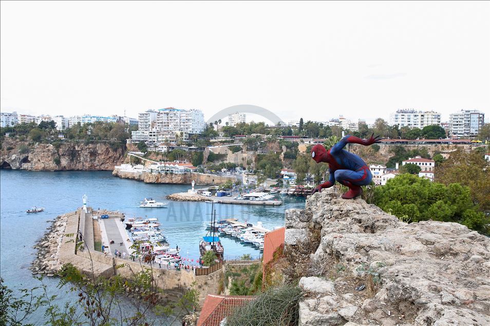La actuación del hombre araña turco en Antalya, Turquía