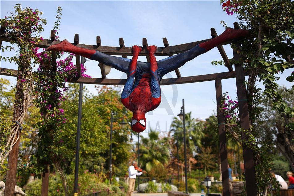 La actuación del hombre araña turco en Antalya, Turquía