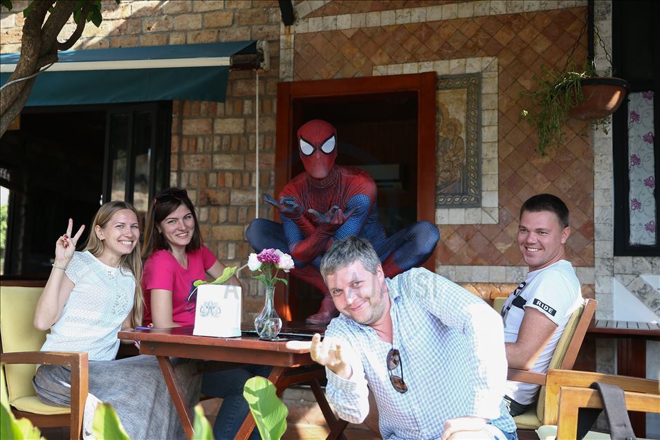 La actuación del hombre araña turco en Antalya, Turquía