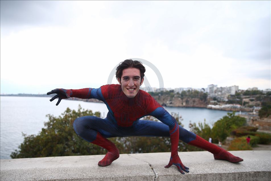 La actuación del hombre araña turco en Antalya, Turquía
