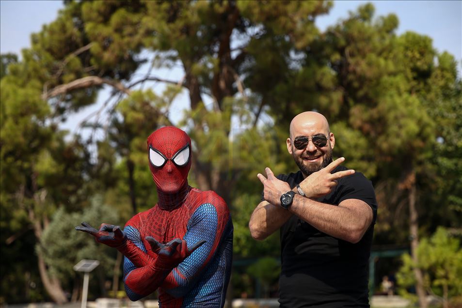 La actuación del hombre araña turco en Antalya, Turquía