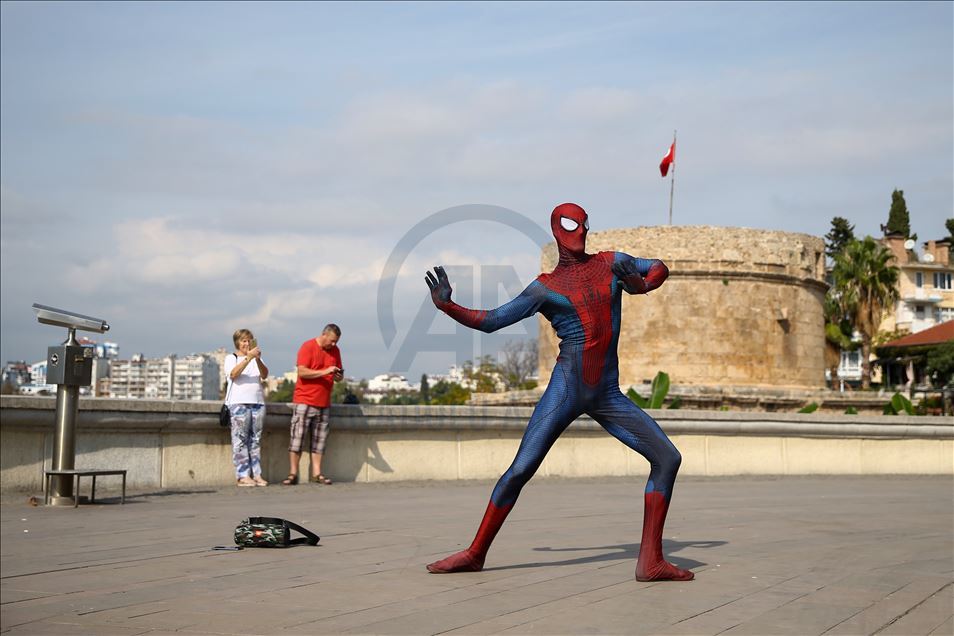 La actuación del hombre araña turco en Antalya, Turquía