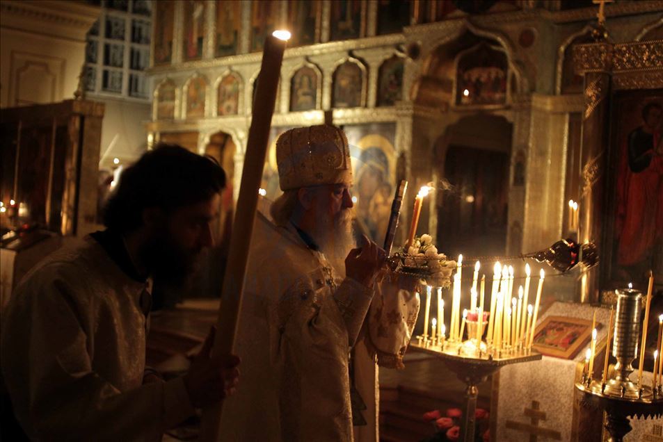 Cristianos ortodoxos rusos asistieron al servicio de pascua en medio de la pandemia