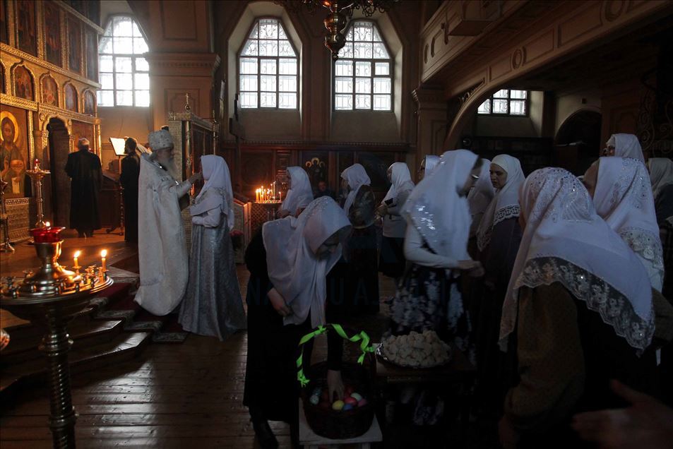 Cristianos ortodoxos rusos asistieron al servicio de pascua en medio de la pandemia